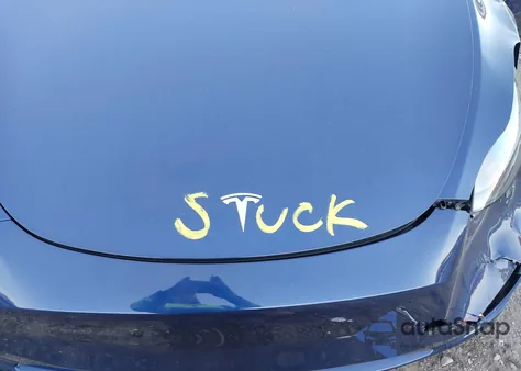 2024 Tesla Model Y Long Range Dual Motor All-Wheel Drive z USA, uszkodzony, nr VIN 7SAYGAEE4RF202351